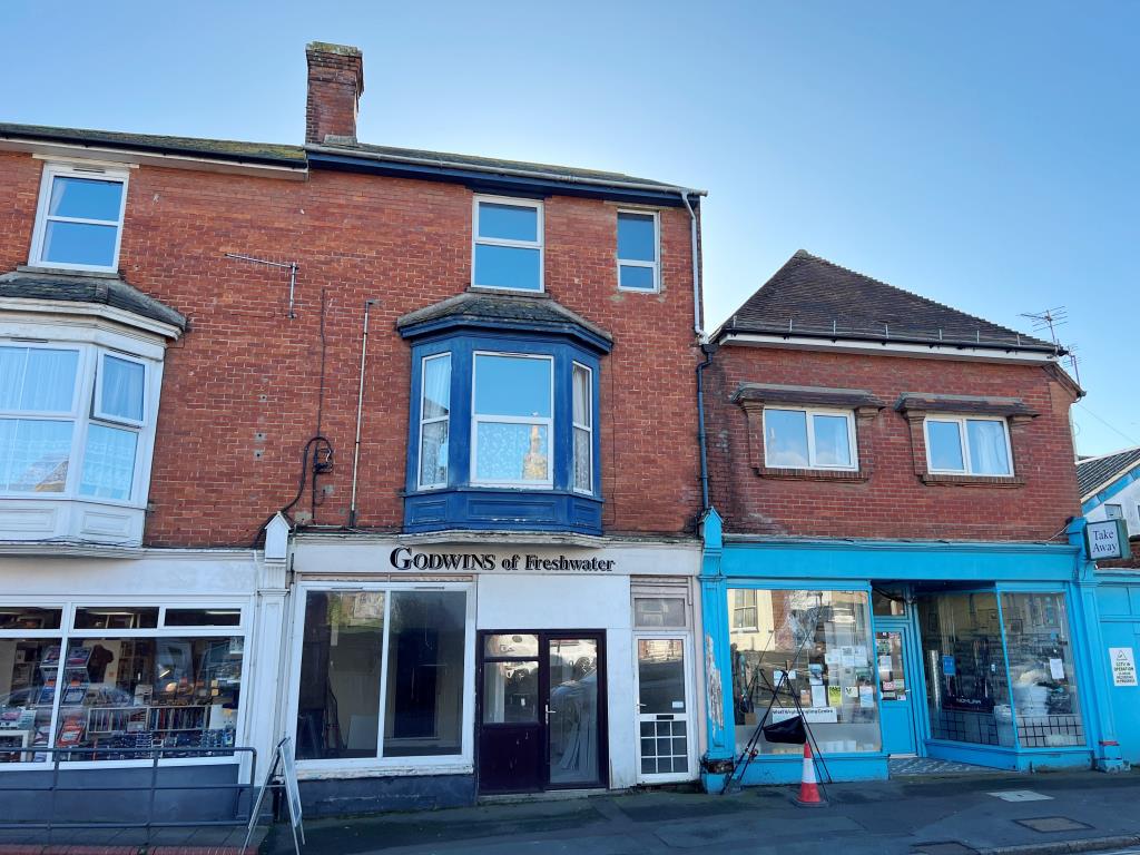 Lot: 144 - FREEHOLD TOWN CENTRE INVESTMENT COMPRISING A SHOP AND THREE FLATS - Front of the Building